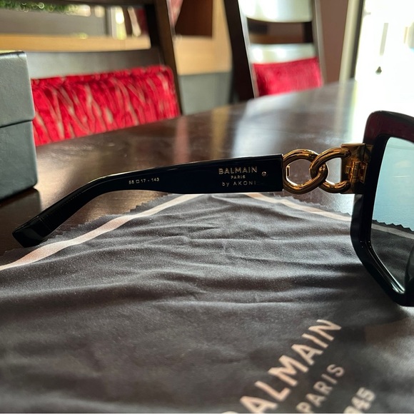 Brand new only have been worn once no scratches comes with case and cloth - Picture 7 of 8